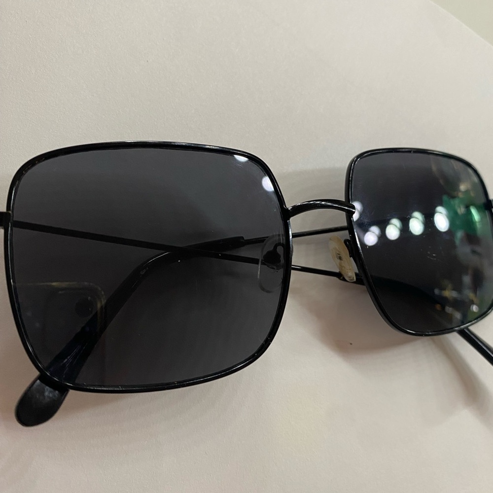 Black Oversized Square Sunglasses - Classic Women Accessories - Picture 2 of 7